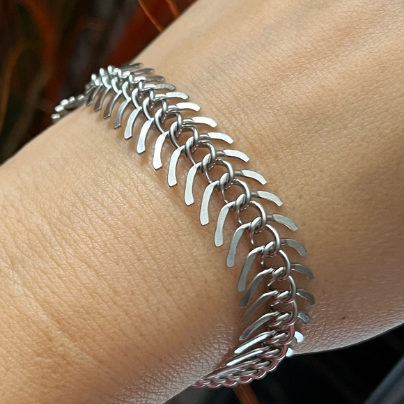 Silver Fishbone Bracelet with Intricate Design and Flexible Structure - Picture 4 of 6